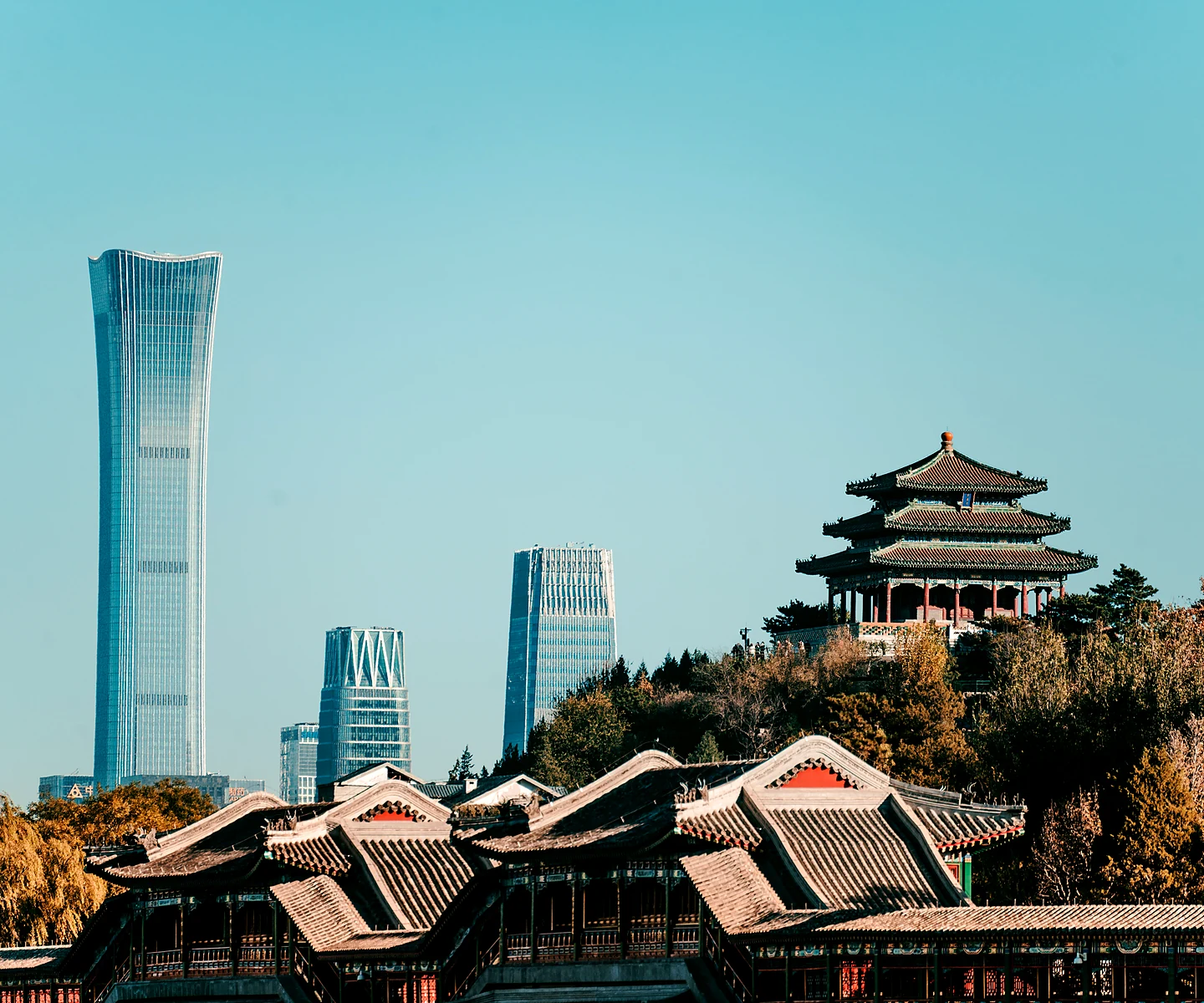 Традиционная архитектура Пекина и современная башня China Zun