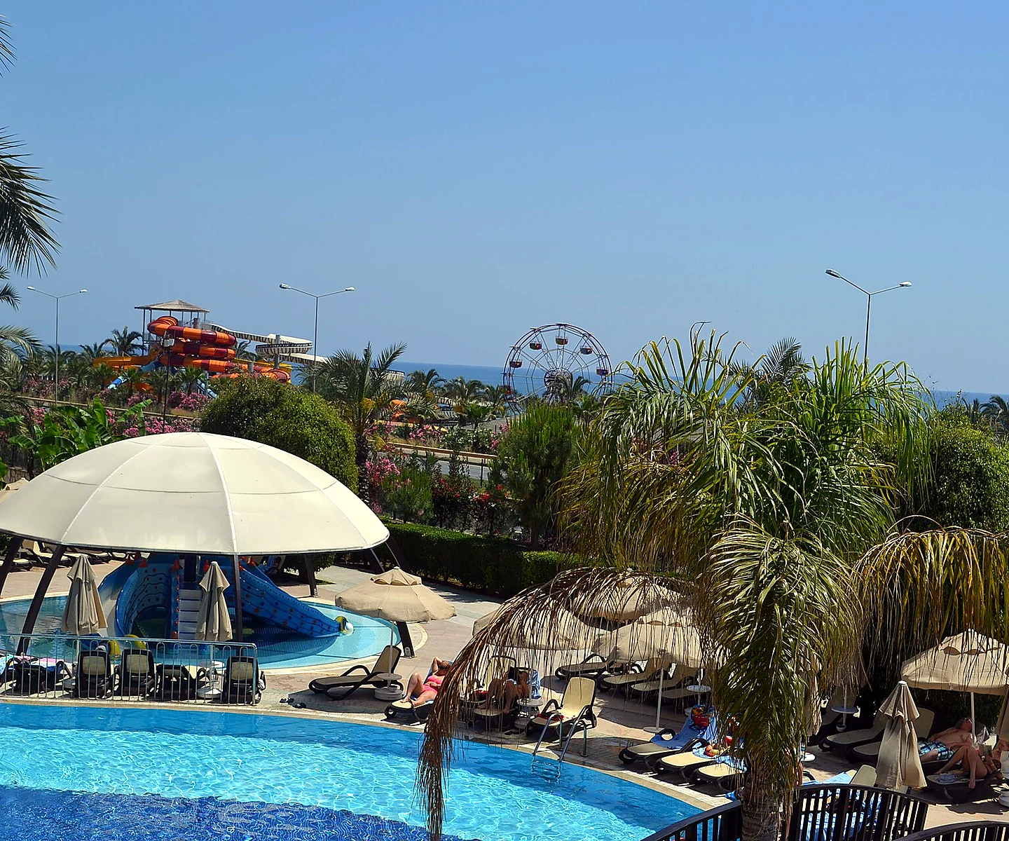 Территория пятизвёздочного Long Beach Resort в Аланье