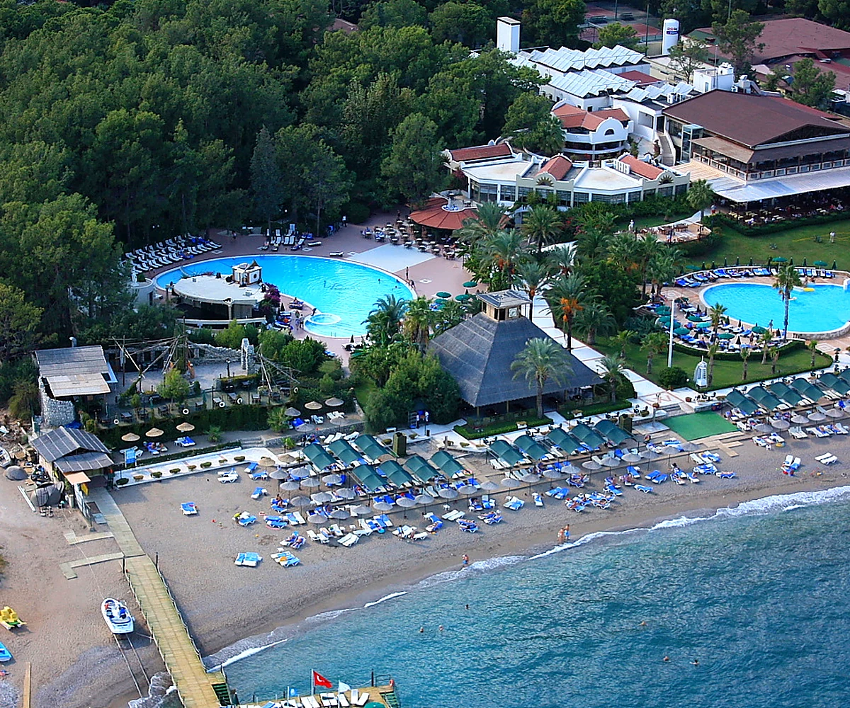 Вид сверху на отель, бассейны и пляж Amara Club Marine Nature в Кемере