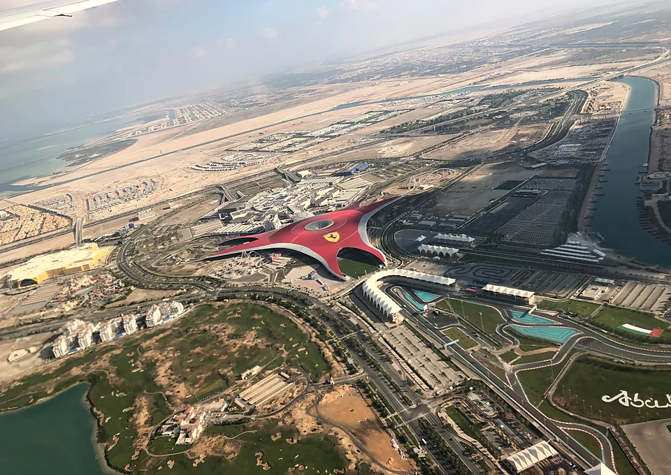 Парк Ferrari World на острове Яс